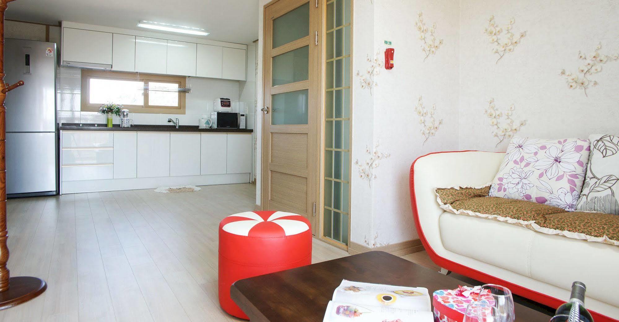 Lapaloma Pension Чеджудо Экстерьер фото