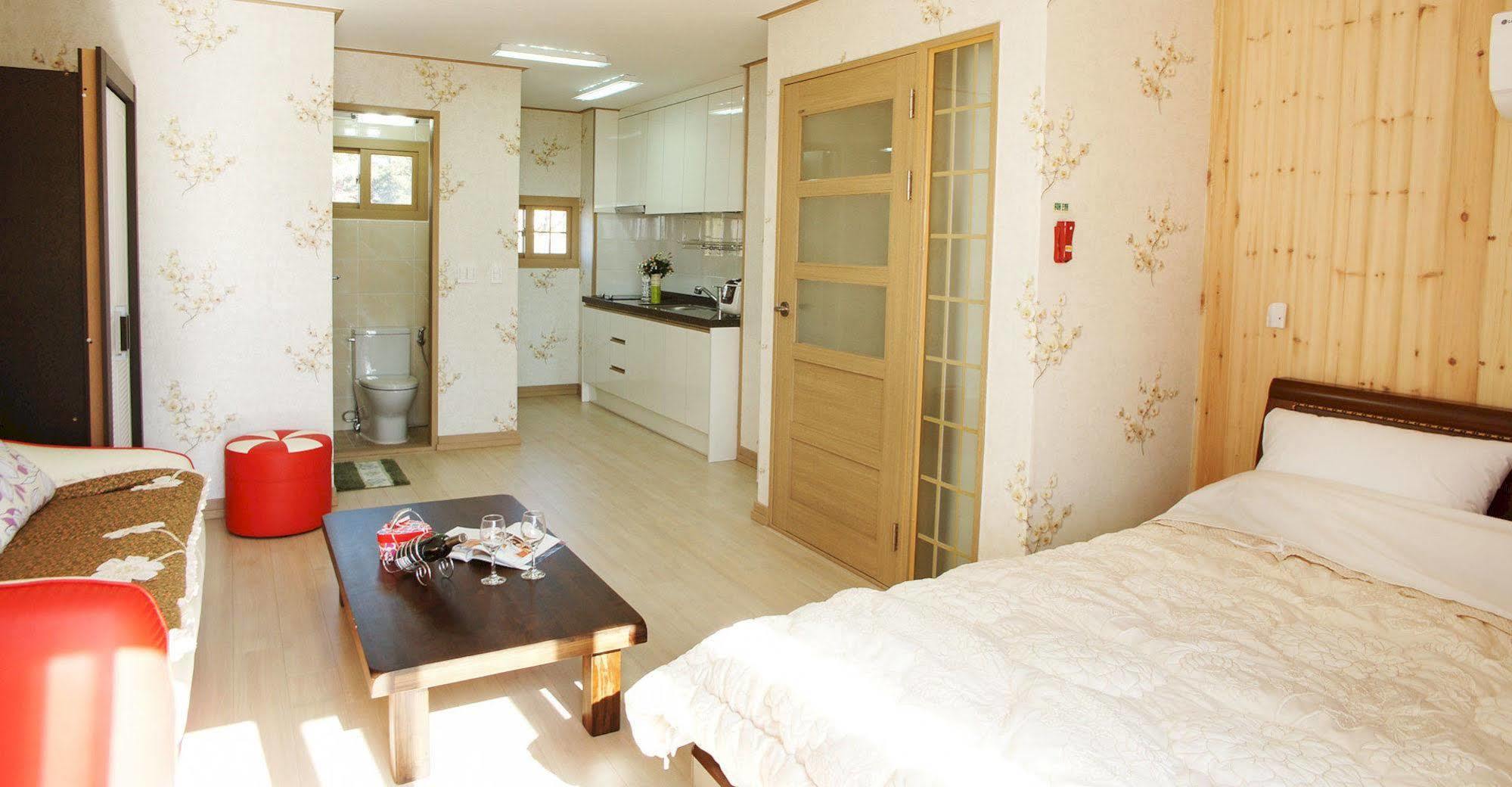 Lapaloma Pension Чеджудо Экстерьер фото