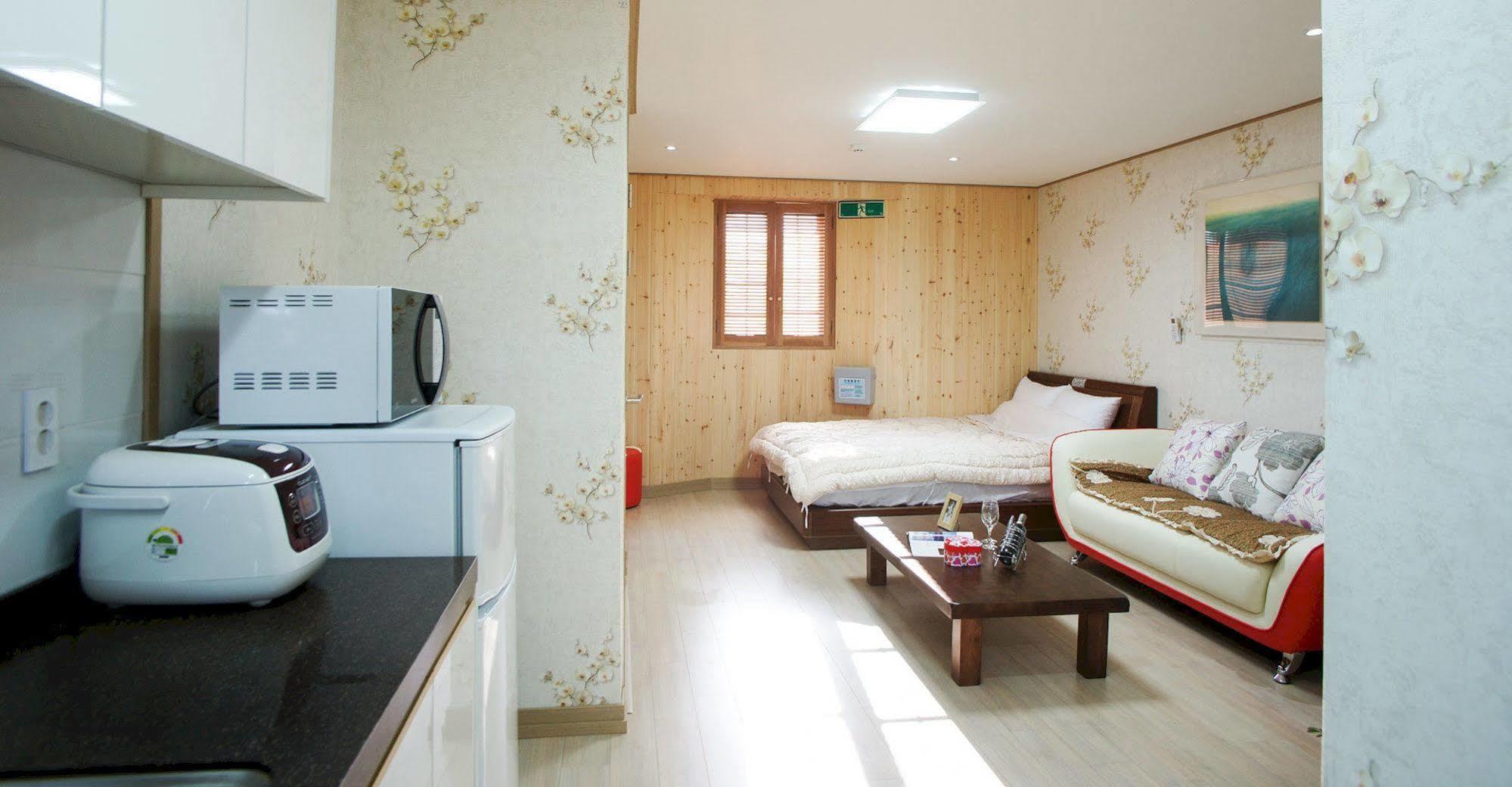 Lapaloma Pension Чеджудо Экстерьер фото