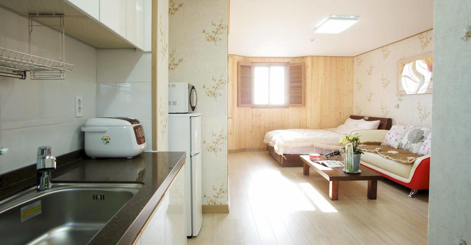 Lapaloma Pension Чеджудо Экстерьер фото